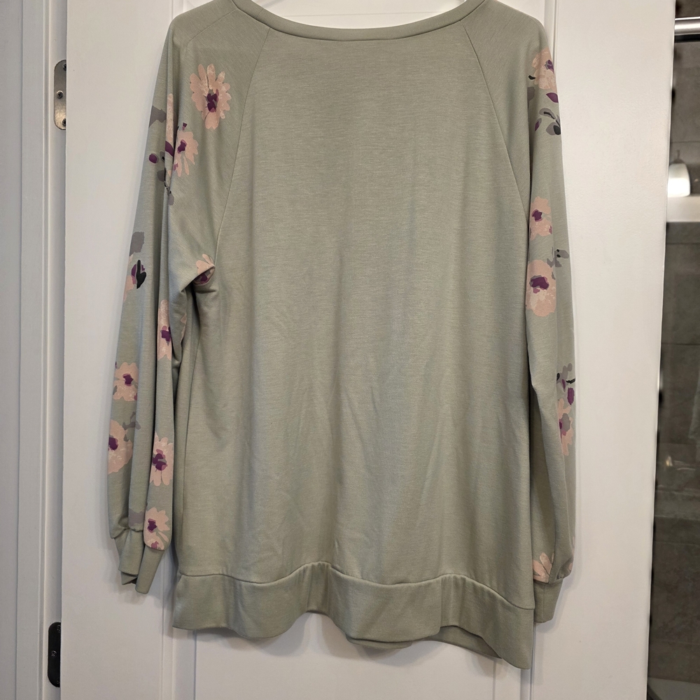 Kim Gravel Spring Green Knit Top with Flowered Sleeves - Picture 2 of 3